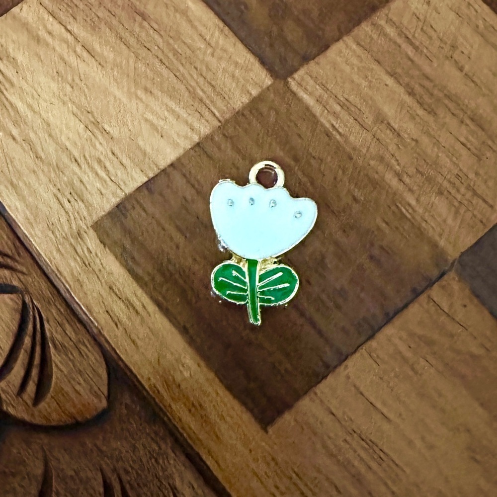 🔴 5 for $10 ONE Flower Charm Pendant for Jewelry Making - Picture 1 of 9